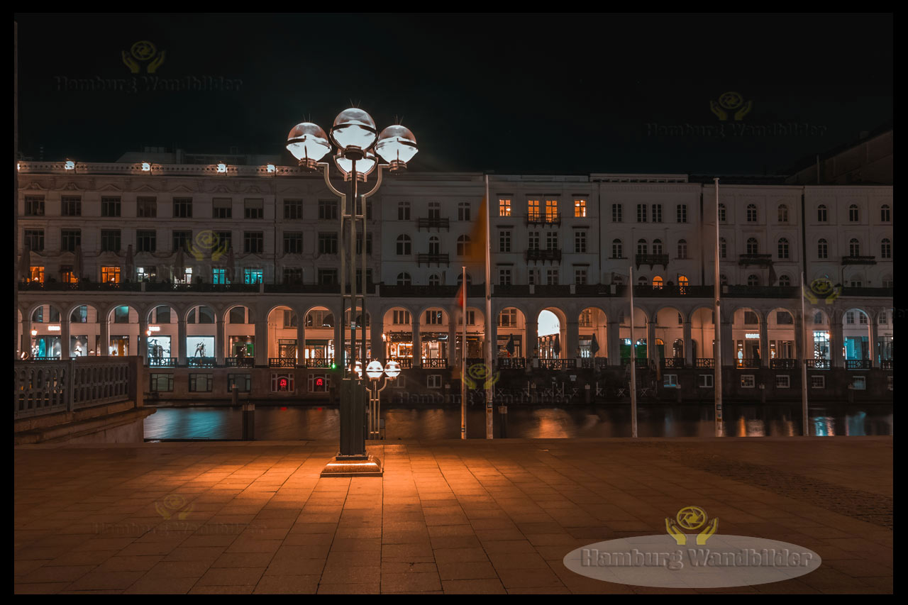 blick nachts auf die beleuchtete alsterarcaden bei der kleinen alster hamburg wandbilder
