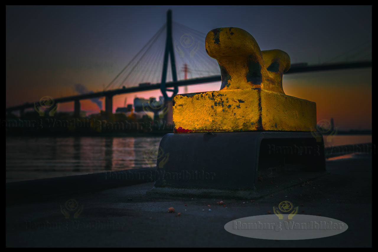 ein festmacher am anleger waltershof im sonnenuntergang als hamburg wandbilder