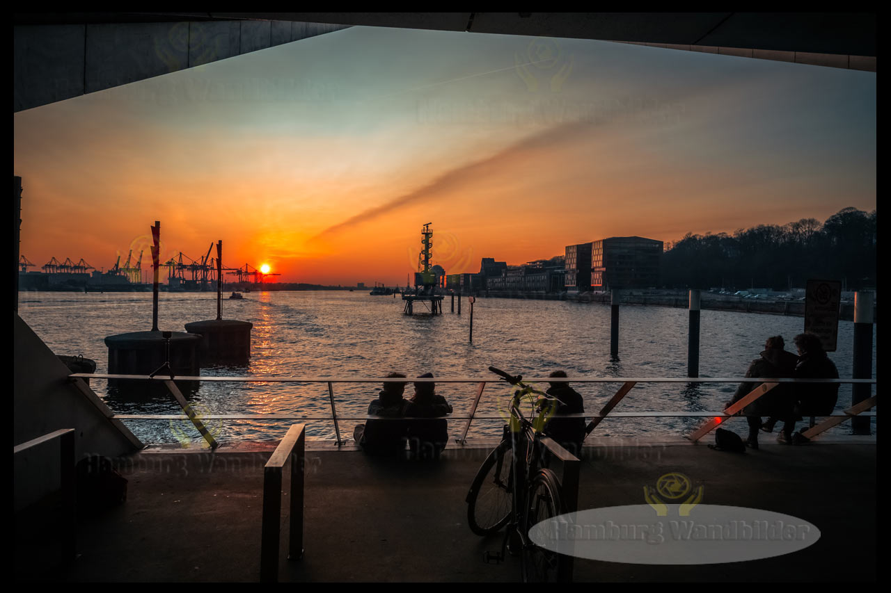 blick auf den sonnenuntergang vom unterdeck am cruise center als hamburg wandbilder
