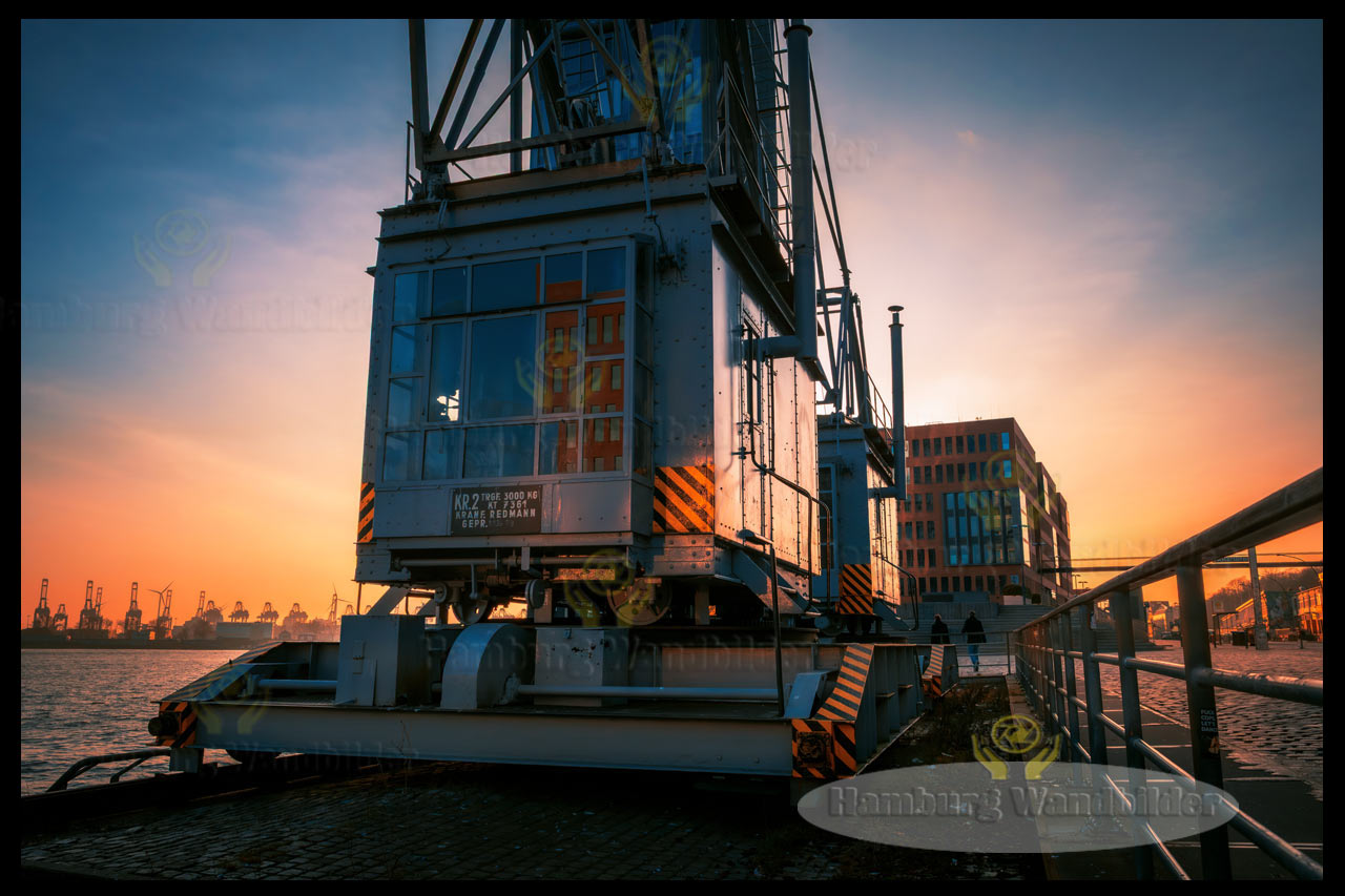 ein alter hafenkran im holzhafen im sonnenuntergang als ein hamburg wandbild