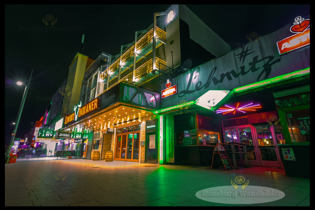 der gruen beleuchtete lehmitz club auf der reeperbahn nachts hamburg wandbilder