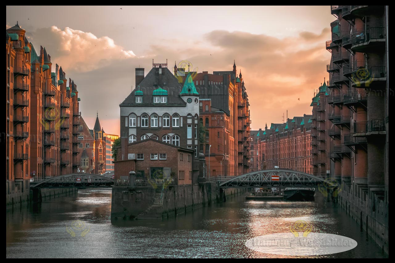 das wasserschloss in der speicherstadt und wolkenhimmel hamburg wandbilder