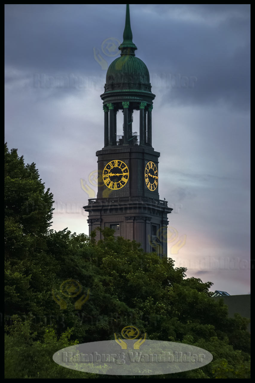 die sankt michaelis kirche ragt hervor hamburg wandbilder