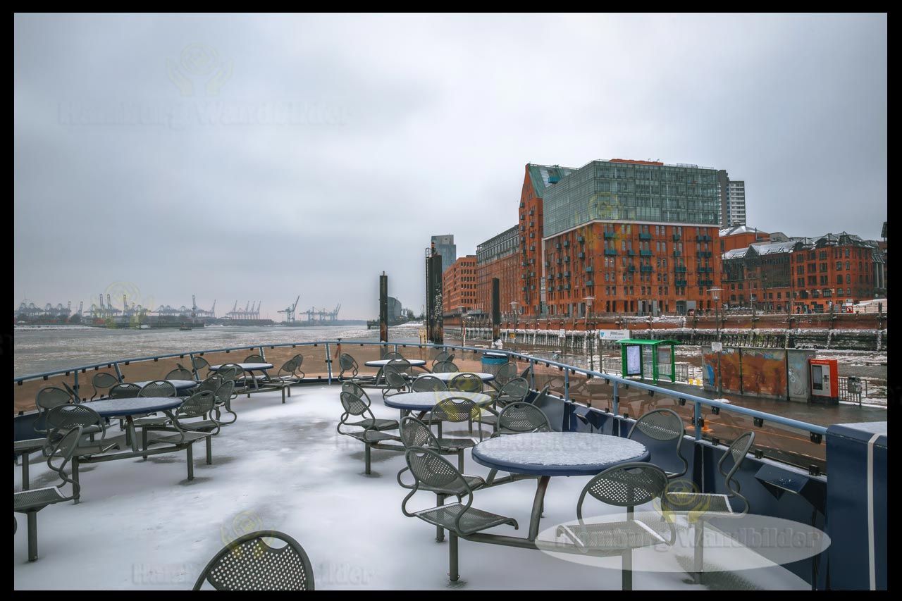 blick von einer hadag-faehre auf den anleger fischmarkt im winter als wandbilder motiv