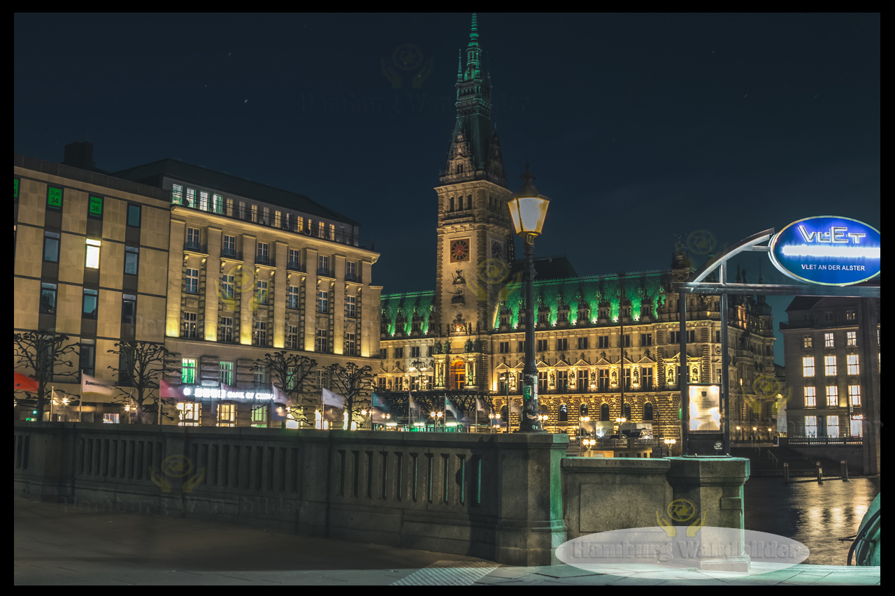der jungfernstieg mit blick auf das beleuchtete rathaus hamburg wandbilder