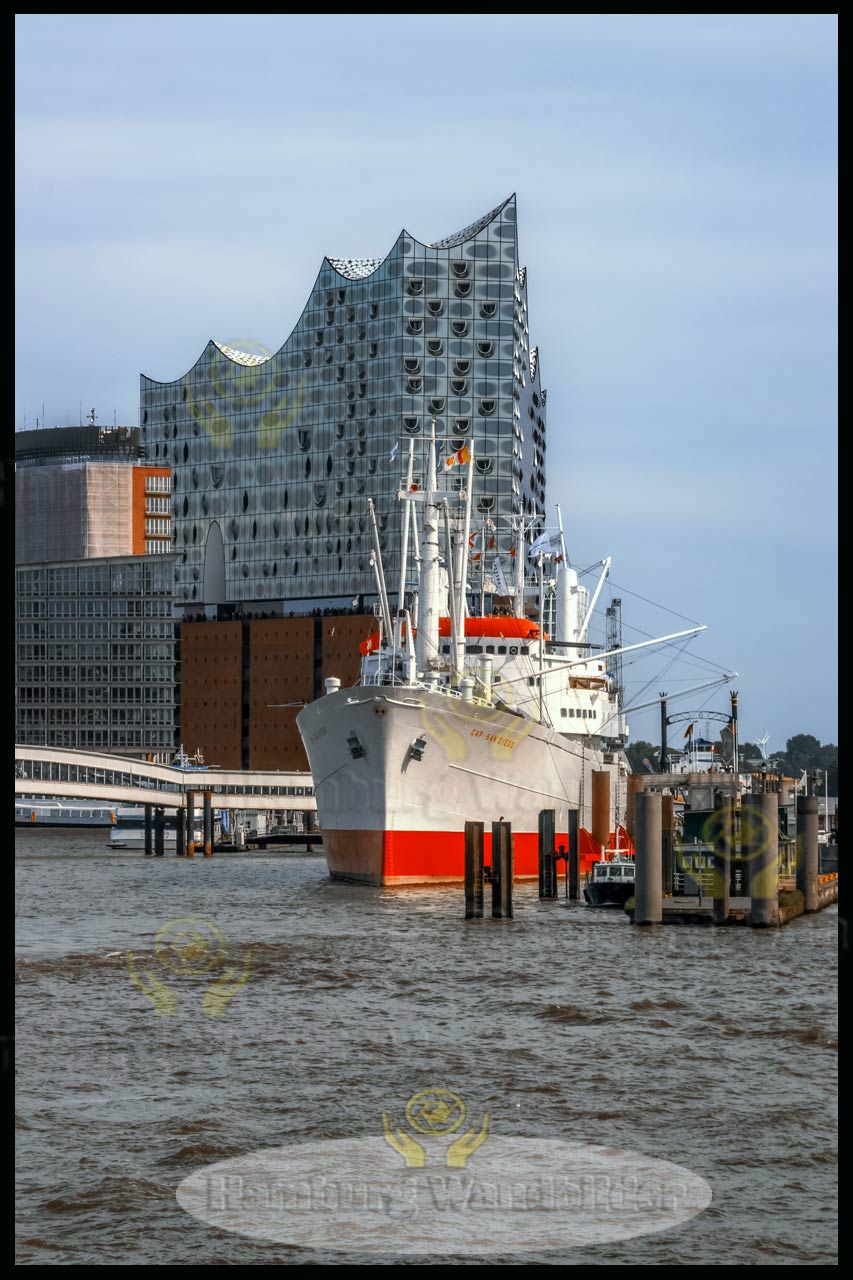 cap san diego und die elbphilharmonie hamburg wandbilder