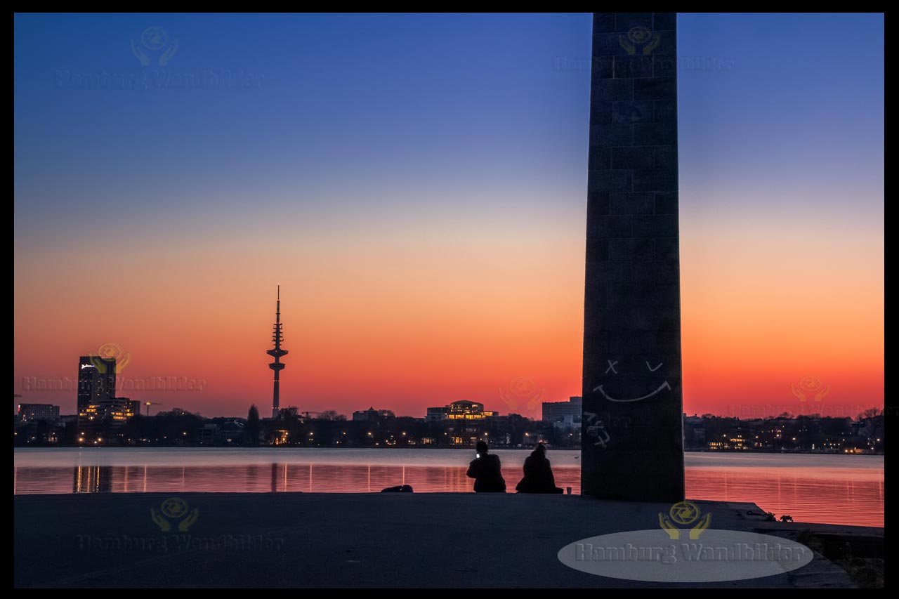 sonnenuntergang am alsterufer und blick auf den fernsehturm hamburg wandbilder-
