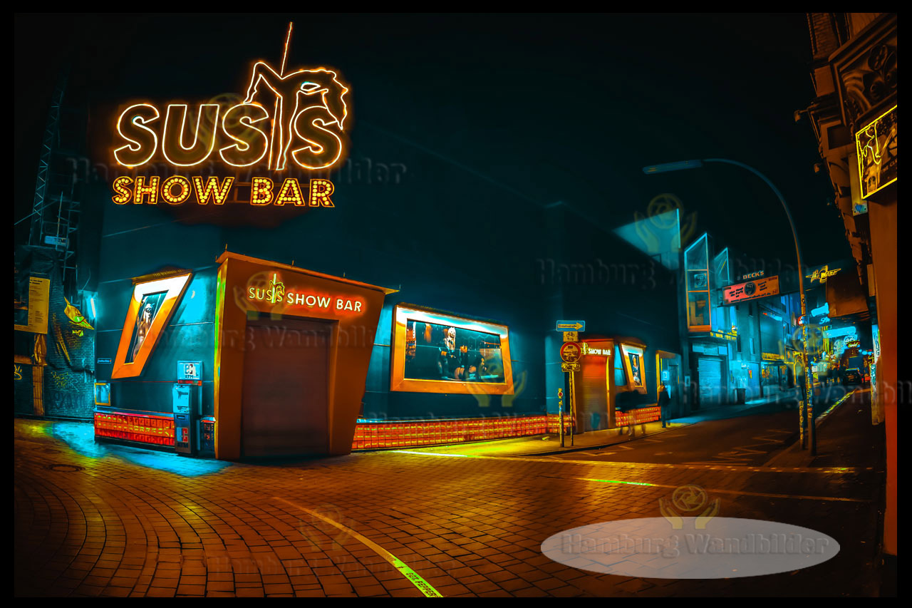 der beleuchtete eingang von susis-showbar bei-nacht hamburg wandbilder