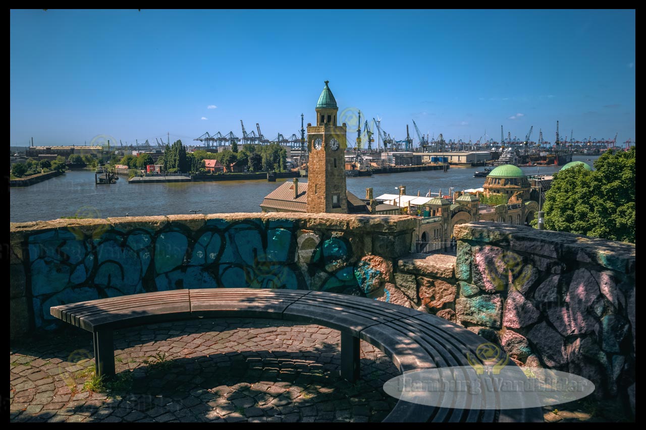 der blick von aussichtsplattform am stintfang auf die landungsbruecken hamburg wandbilder