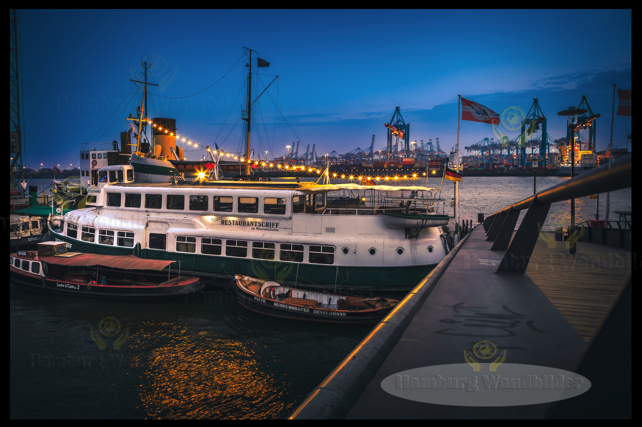 das restaurantschiff im museumshafen bei nacht als hamburg wandbilder