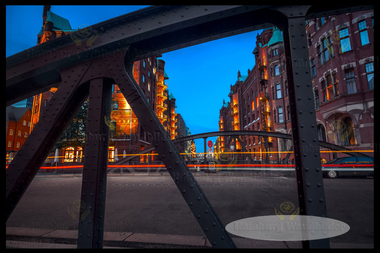 der blick durch die bruecke auf die speicherstadt bei nacht hamburg wandbilder