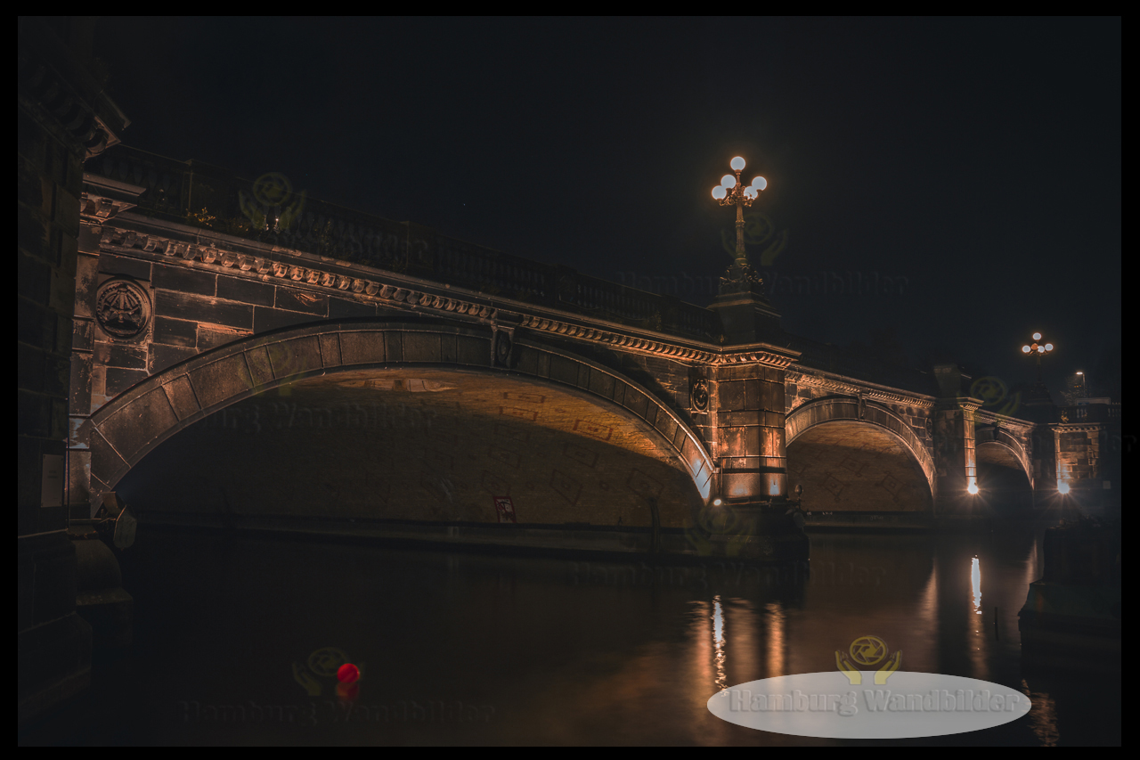 die beleuchtete lombardsbruecke bei nacht hamburg wandbilder