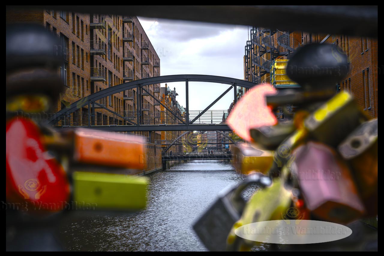 blick durch die liebesschloesser an der wilhelminenbruecke hamburg wandbilder