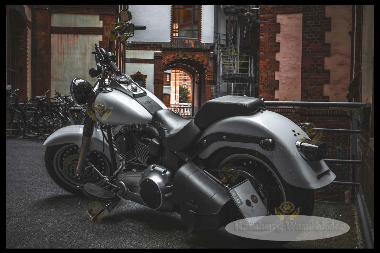 eine harley davidson in der speicherstadt als hamburg wandbilder