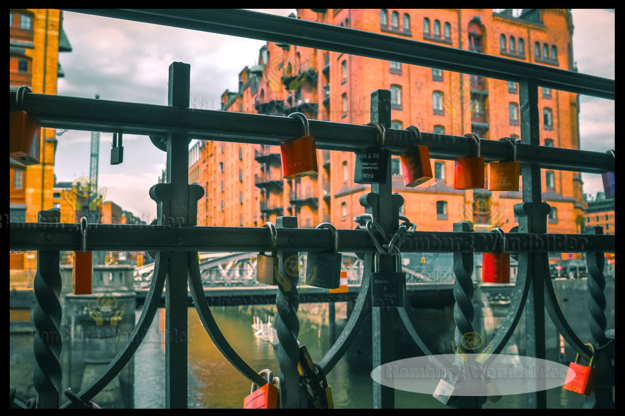 blick auf die speicherstadt durch ein gitter mit liebesschloesser am tag hamburg wandbilder