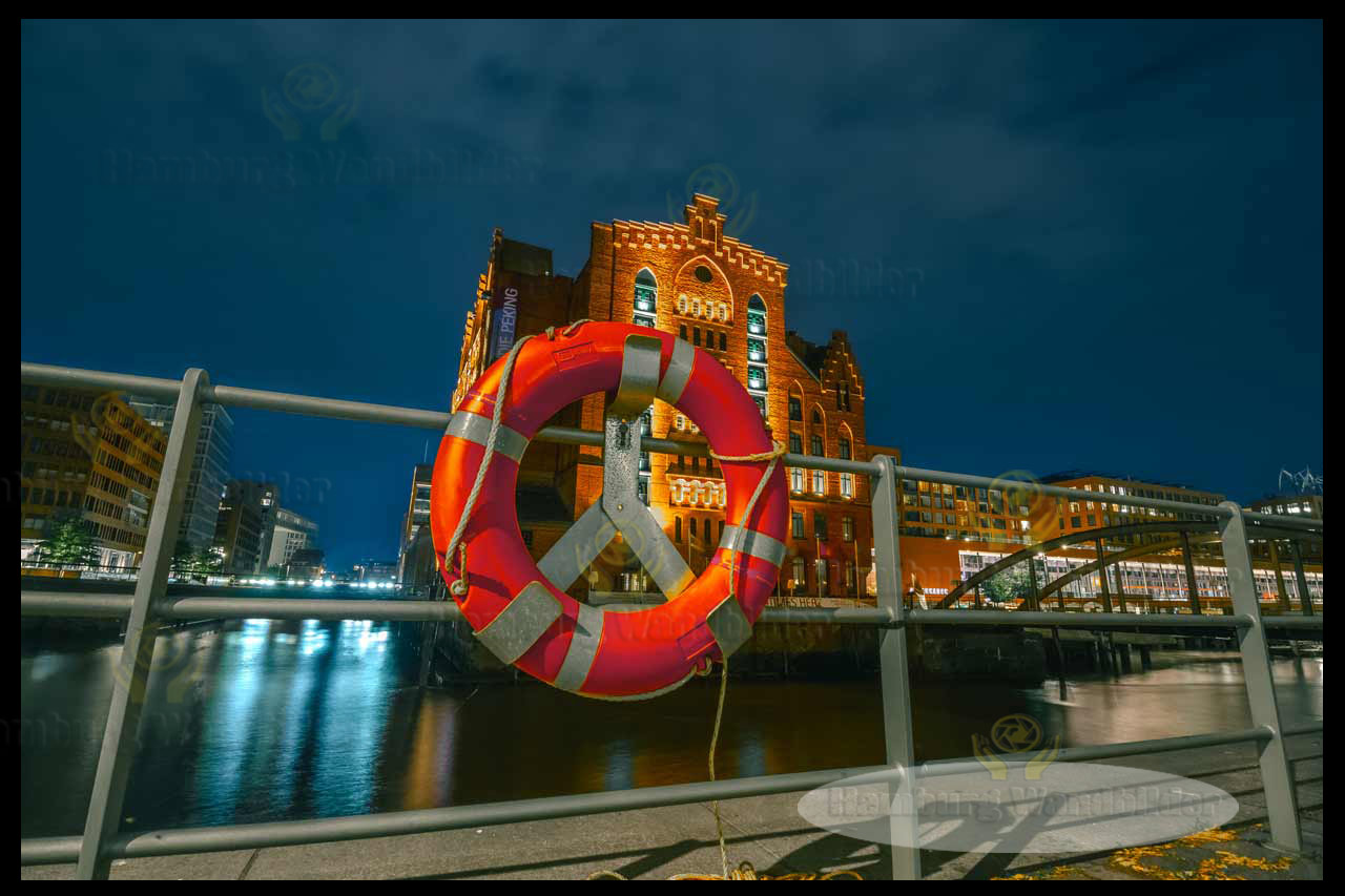 ein blick durch den rettungsring auf das maritime museum hamburg wandbilder