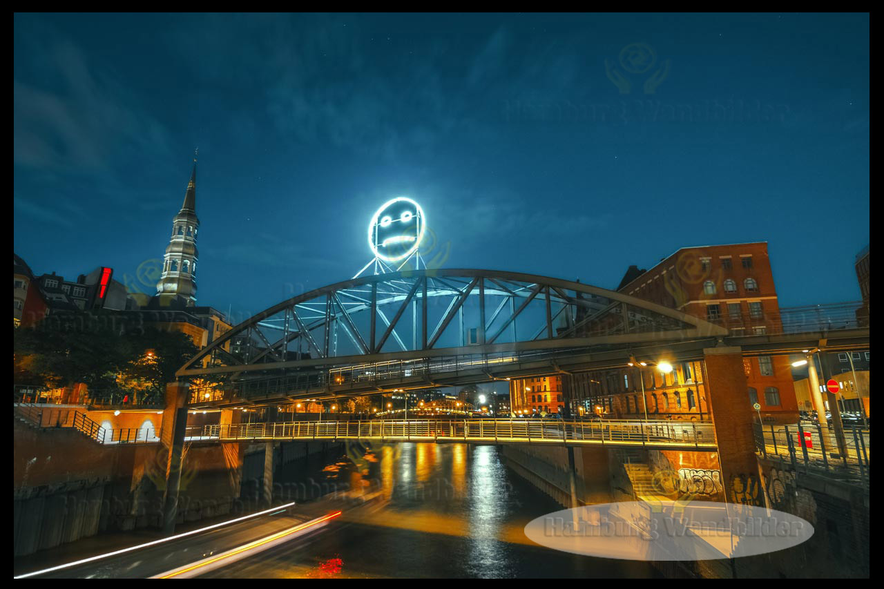 der leuchtende smiley auf der kibbelstegbruecke bei nacht hamburg wandbilder