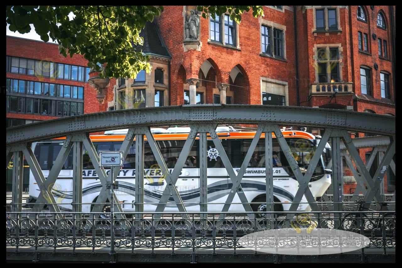 blick auf die neuerwegs bruecke am tag hamburg wandbilder