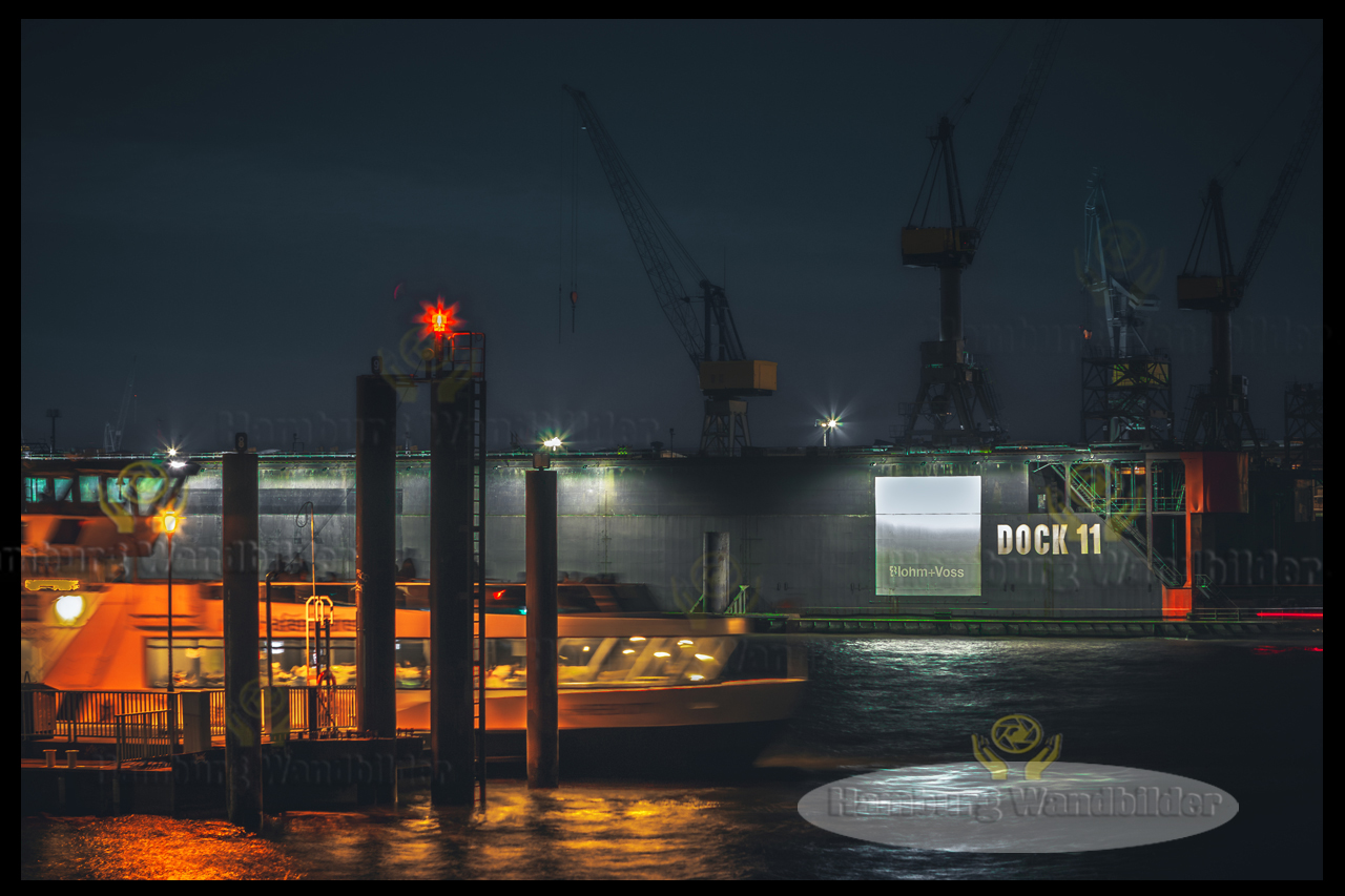 eine hadag faehre am dock 11 bei nacht hamburg-wandbilder