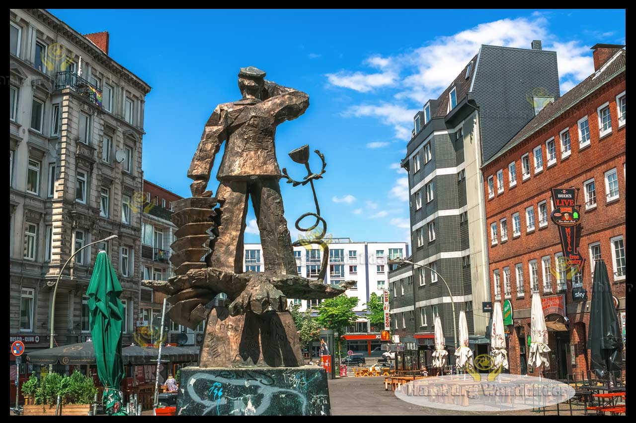hans albers statue schaut auf die reeperbahn hamburg wandbilder