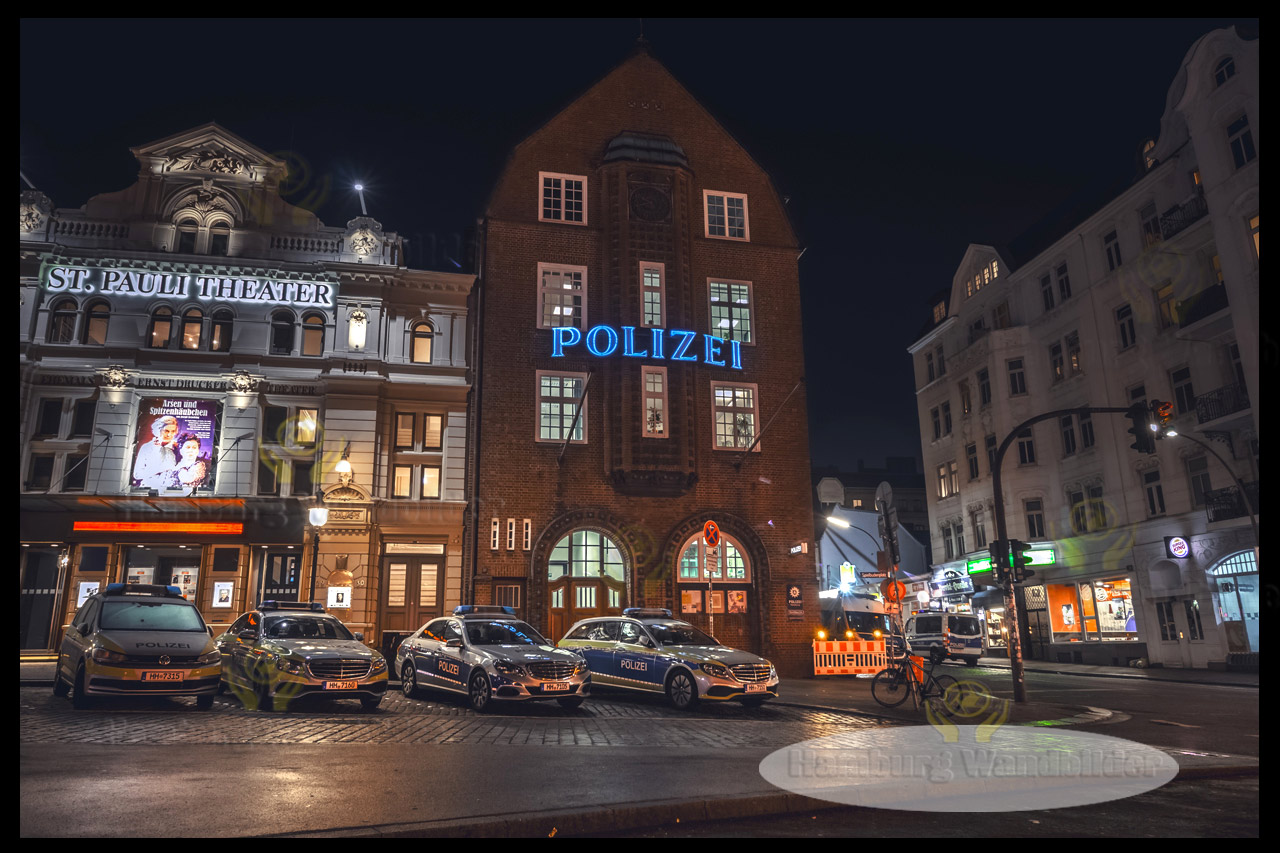 reeperbahn und blick auf die davidwache hamburg wandbilder