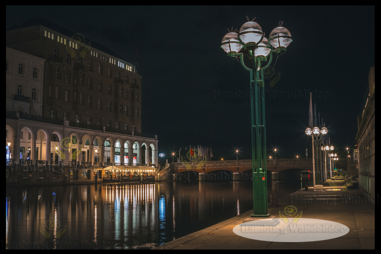 laternen beleuchten die kleinem alster bei nacht hamburg wandbilder