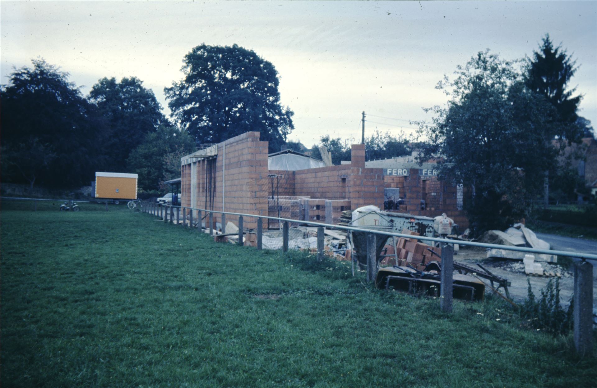 1983 weiterer Bau des Feuerwehrgerätehauses