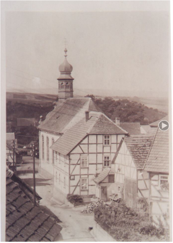Blick vom "Gnodeenberg" auf die alte Schule und die Barockkirche