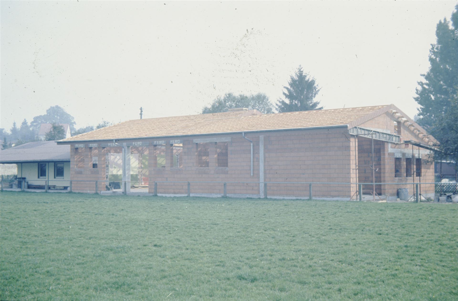 1983 weiterer Bau des Feuerwehrgerätehauses