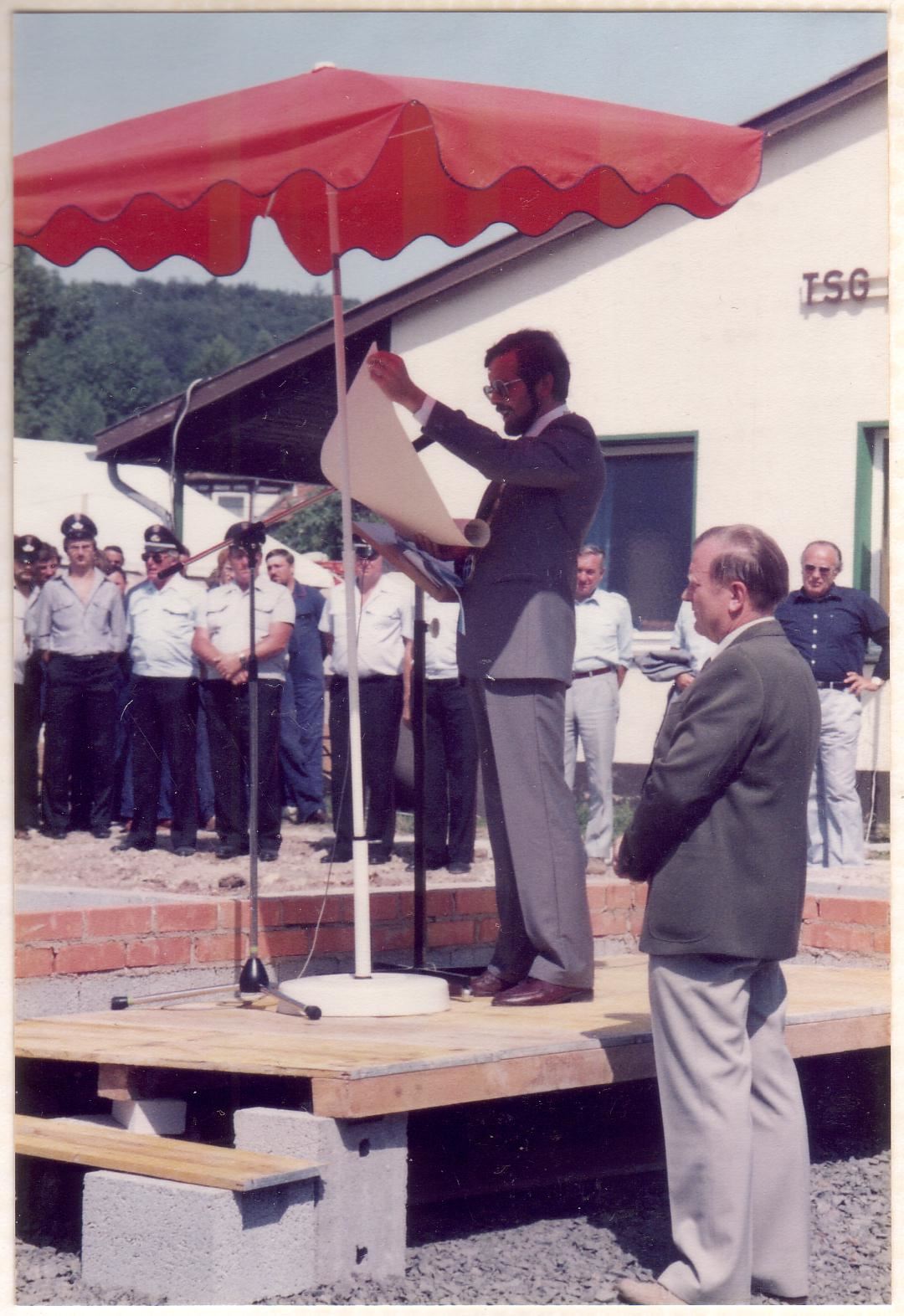 1983 Grundsteinlegung Feuerwehrgerätehaus (Kombigebäude) Bürgermeister Dr. Eberhard Fennel