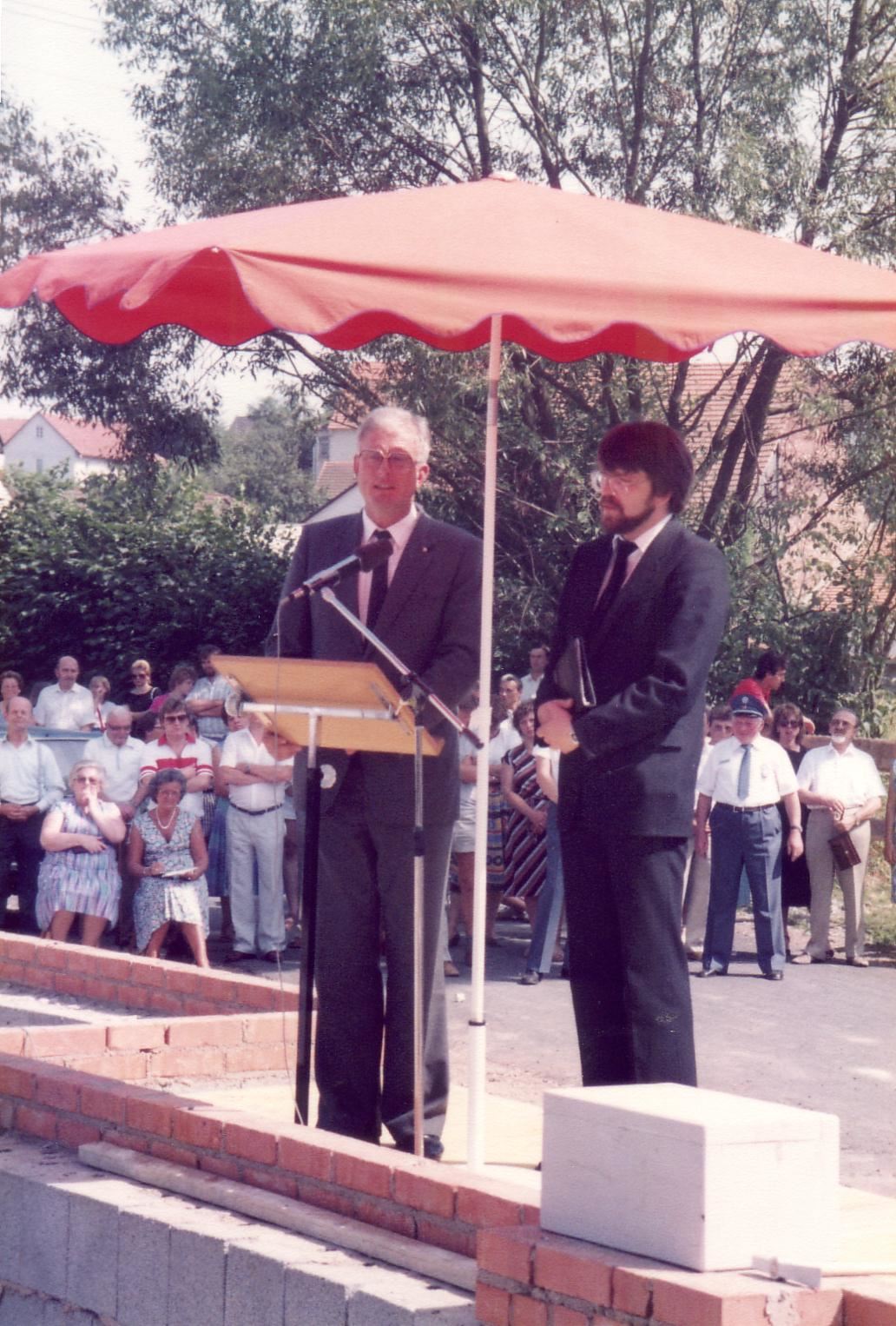 1983 Grundsteinlegung Feuerwehrgerätehaus (Kombigebäude) v.l. Pfarrer Johannes Wagner, Pfarrer Henning