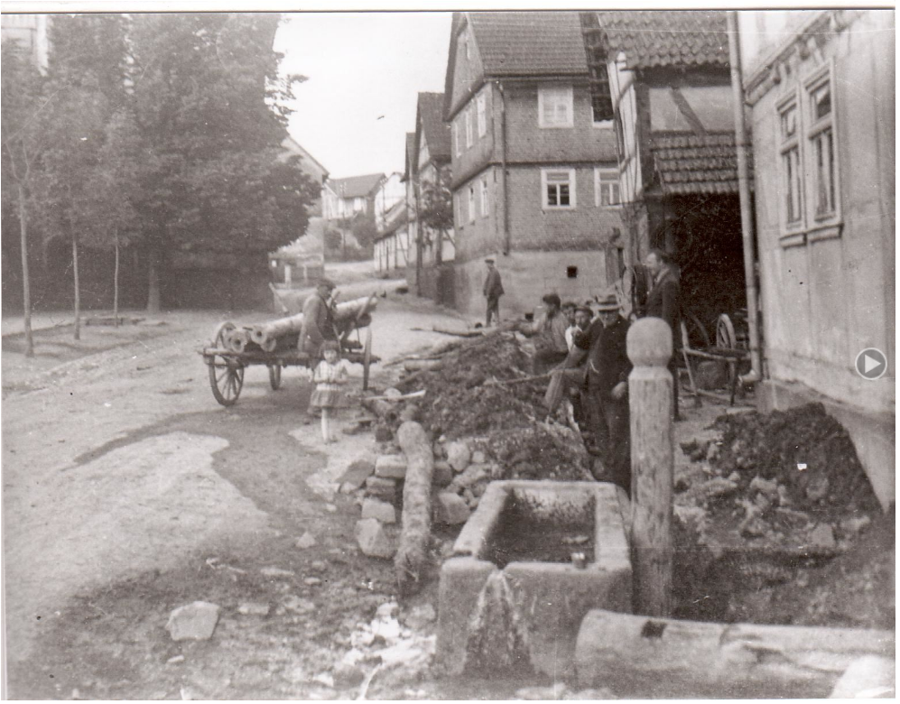 1930 ?, Reparatur Schmiedsborn bei Schmiede Gensler, Quelle lag in Papperts Hof, Arbeiten von Isidor u. Johannes Schön ausgeführt