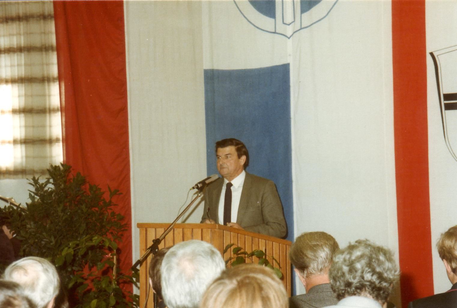 1984 Einweihung Feuerwehrgerätehaus, Bert Mihm gratuliert für die örtlichen Vereine