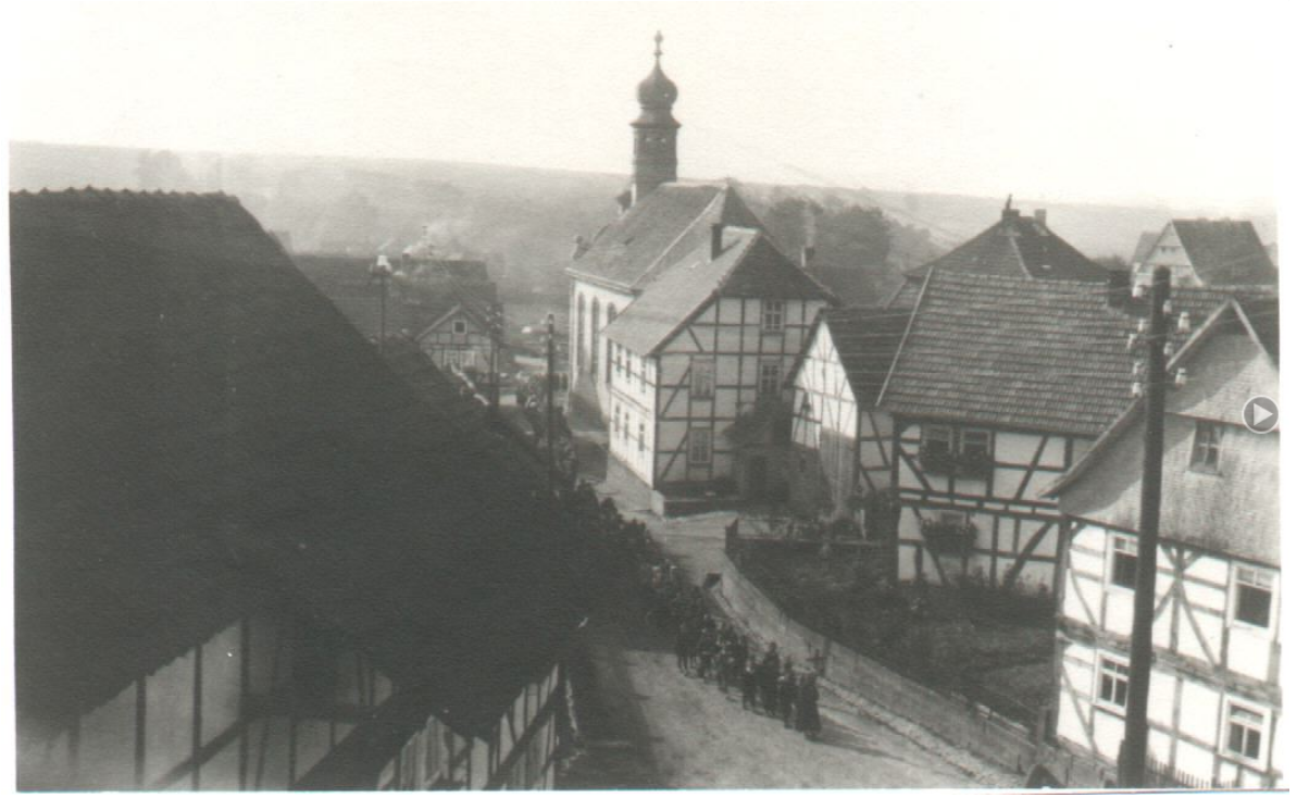 Dorfansicht vom "Gnoddenberg" rechts Wassermann (Göller), Schulscheune, alte Schule, Kirche