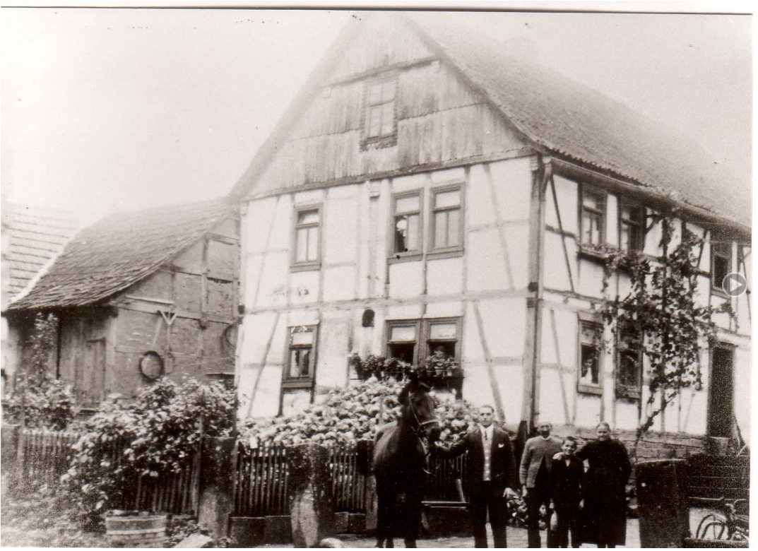 Jacobine u. Josef Wehner, Johann Wehner mit Pferd, heute Manfred Wehner, Raiffeisenstraße