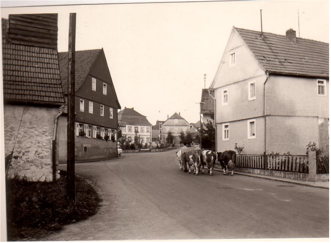 1962 ca. v.li. Feuerwehrgerätehaus, Gasthaus Vögler, Pfarrhaus, alte Schule, re. Haus Aha