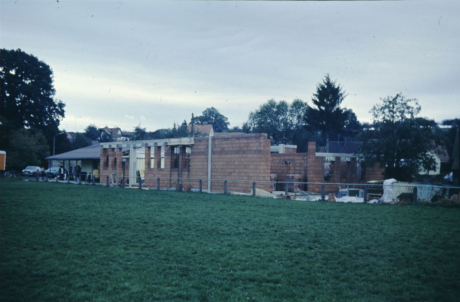 1983 weiterer Bau des Feuerwehrgerätehauses