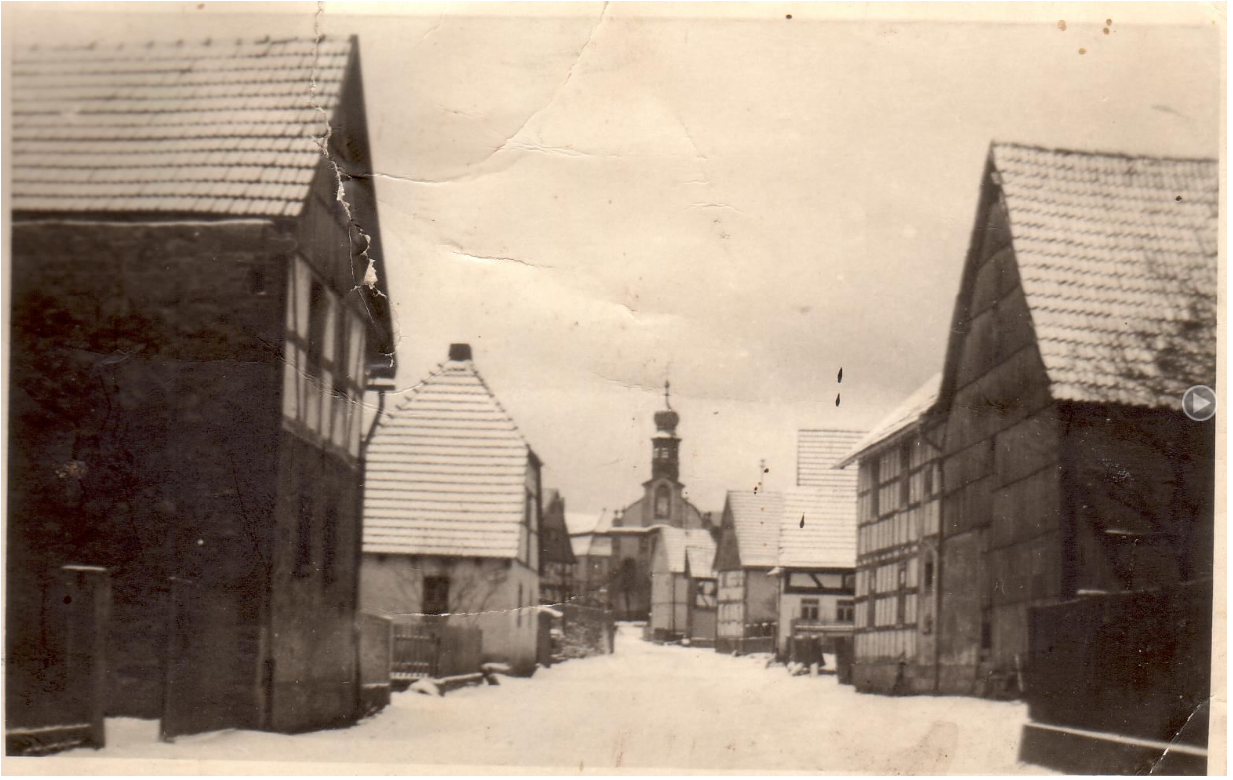 1938, Unterdorf im Winter, v. li. Hofeinfahrt Albert (Norbert) Roth, Gehöft Emil Mihm (Blechschmidt), Backhaus, Schlossmauer