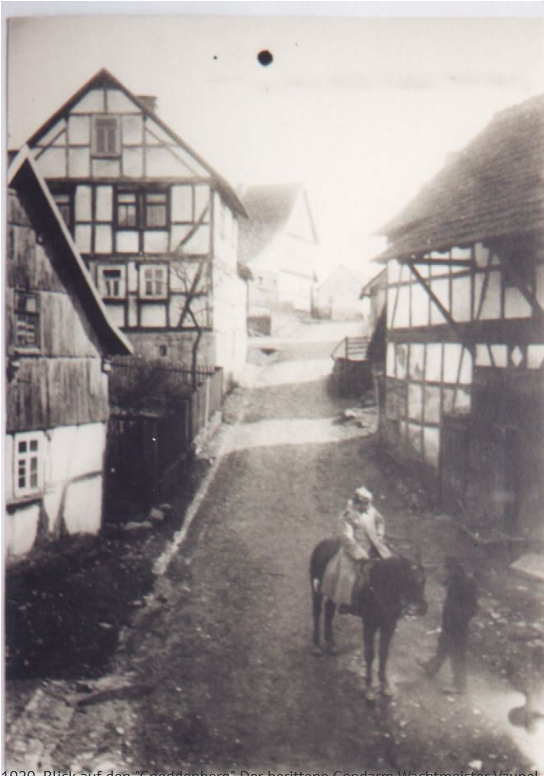 1920, Blick auf den "Gnoddenberg" Der berittene Gendarm Wachtmeister Vaupel im Gespräch mit Bürgermeister