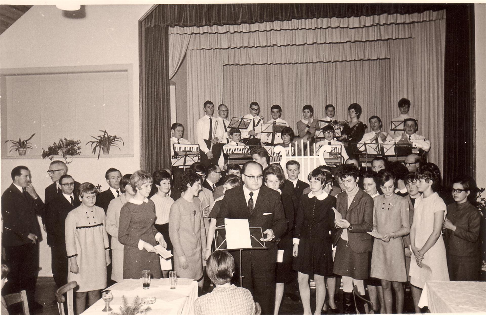 ca. 1969 Gesangverein im Saal Vögler mit Dirigent Martin Mihm