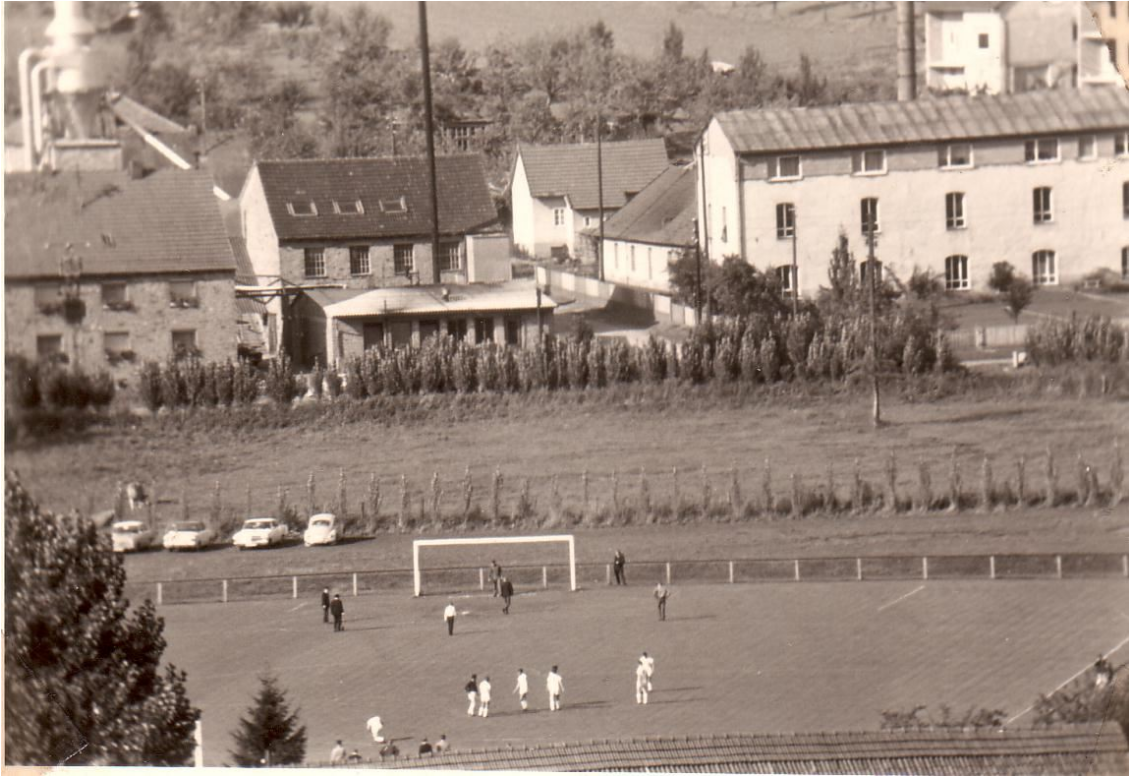 1964, Sportplatz, Hintergrund li. Fa. Joh. Schön, re. Fa. Winkler & Pötter