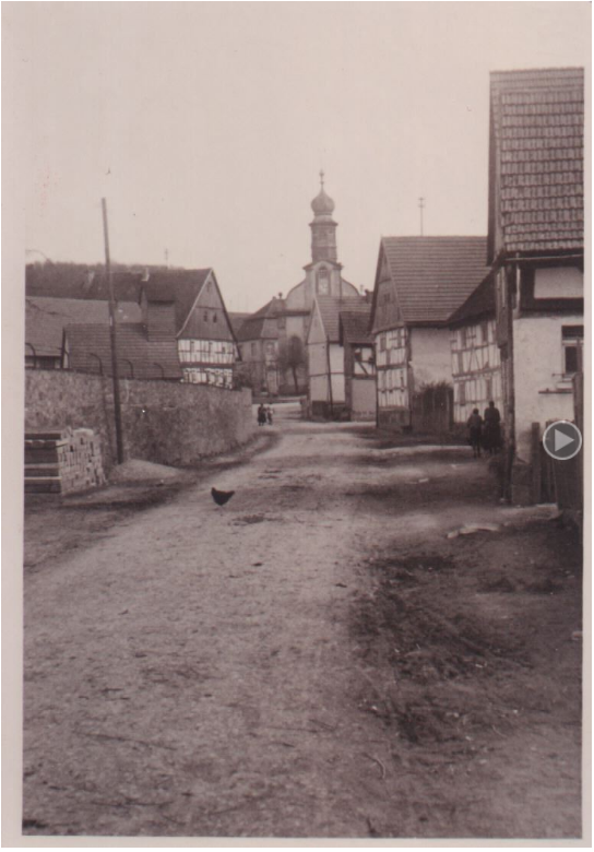 Blick vom Unterdorf auf die Barockkirche, links die alte Schlossmauer