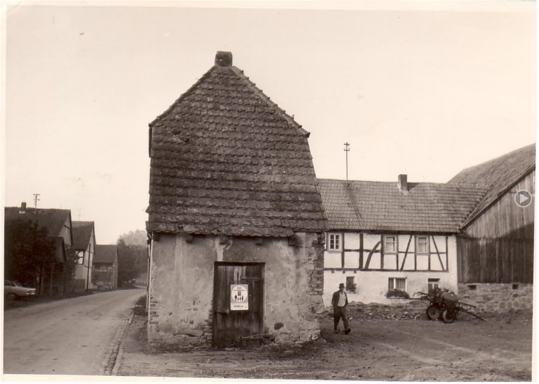 1965 ca. Backhaus im Unterdorf, dahinter Wohnhaus Emil Mihm (Blechschmidt)