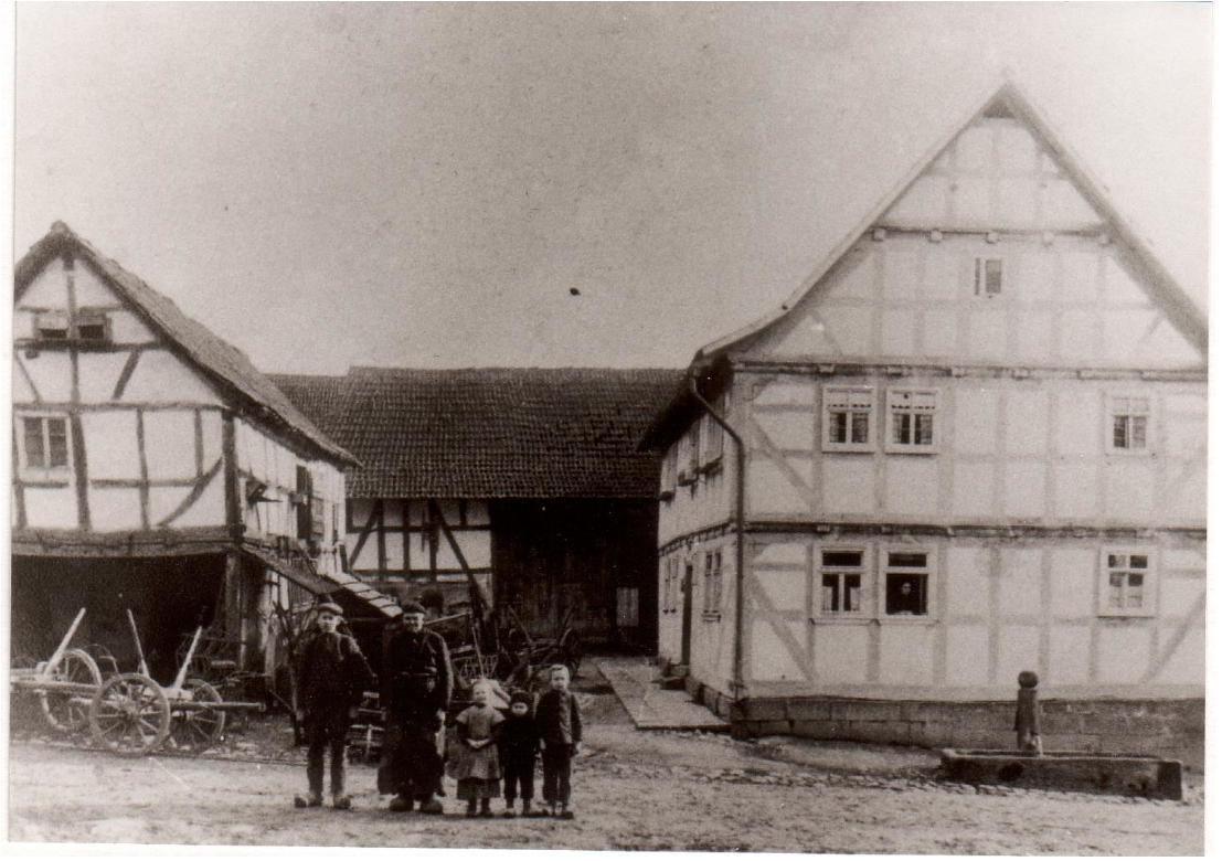 Hofreite von Hermann Gensler mit Schmiedsborn, v. li. Schmiede, Stall u. Scheune, Wohnhaus (Winfried Gensler)