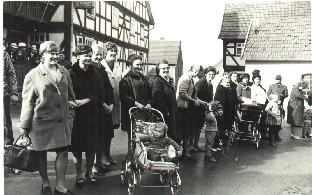 1965 Zuschauer vor der Gaststätte Trapp