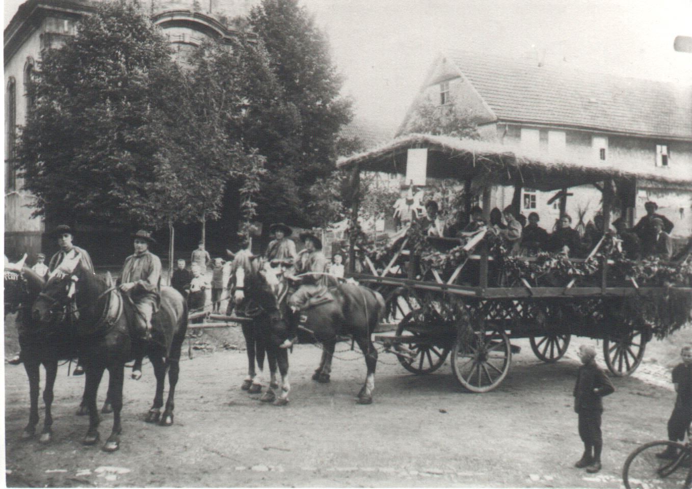 ca. 1930 Fastnachtsumzug, im Hintergrund alte Barockkirche, rechts Haus Pappert