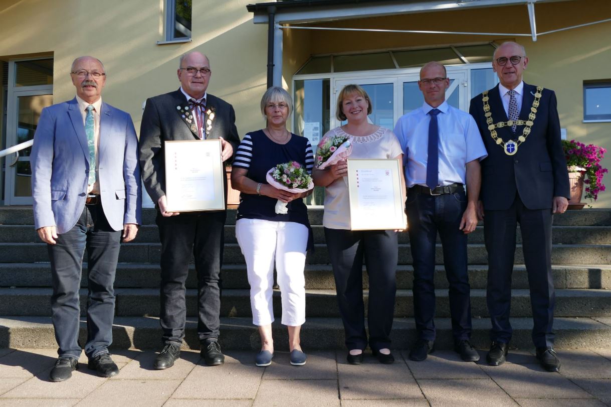 Von links: Stadtverordnetenvorsteher Berthold Quell, Manfred Kurz, Birgit Mohr-Kurz, Sabine Rüppner, Ingo Rüppner, Bürgermeister Stefan Schwenk