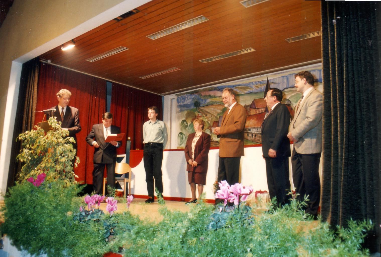 1994 - 25jähr. Jubiläum mit Vorstellung des Heimatbuches "Eine Wanderung durch die Geschichte" Autoren: vl. Winfried Schön, Adalbert Mihm, Michael Schön, Laurentia Schön, Klaus Hartwig Stoll, Hermann Aschenbrücker, Helmut Käsmann