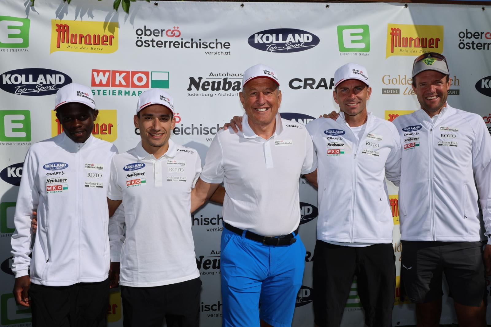 Platz 5 für Kolland Top-Sport Professional mit Ephantus Njeri, Tomer Zaltsman, Herwig Natmessnig und Chrigel Maurer (v.l.n.r.) mit Sponsor Otmar Lankmaier von der Oberösterreichischen Versicherung (mitte)