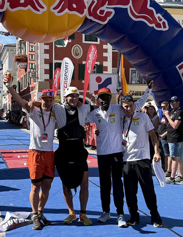 Platz 1 für Kolland Top-Sport Elite mit Martin Stofner, Lukas Kubrican, Patrick Kipngeno und Ulan Galinski (v.l.n.r.)
